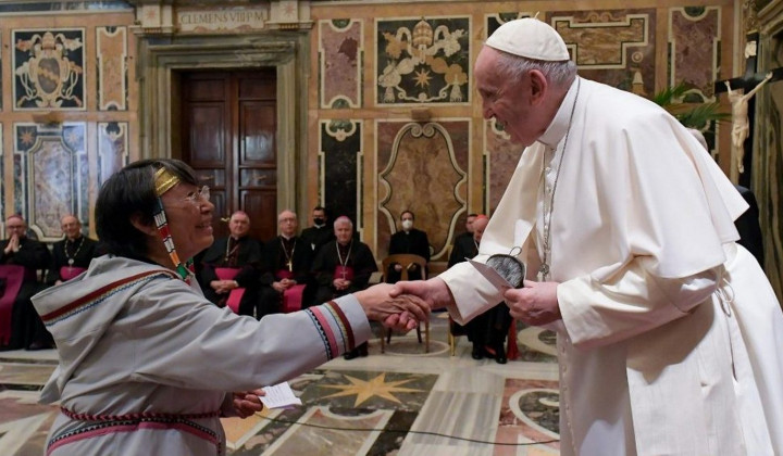 Papež pozdravlja staroselko (foto: Vatican News)