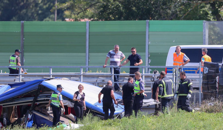 V nesreči avtobusa s poljskimi romarji na Hrvaškem je umrlo 12 ljudi. (foto: Hina/STA)