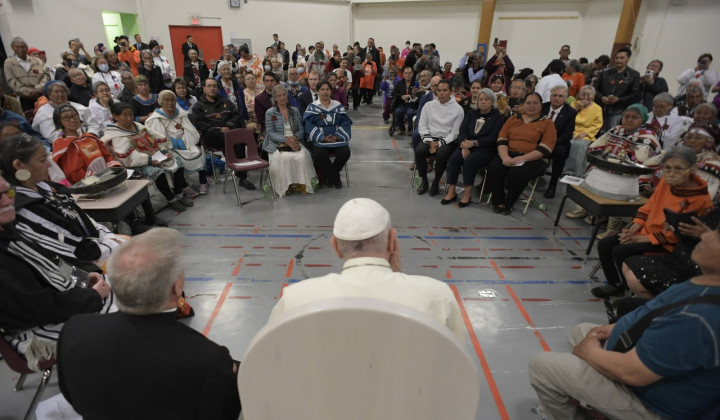 Papež med Inuiti (foto: Vatican Media)