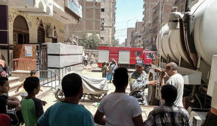 V požaru, ki je danes med mašo izbruhnil v koptski cerkvi v egiptovski prestolnici Kairo, je umrlo najmanj 41 ljudi. (foto: dpa/STA)