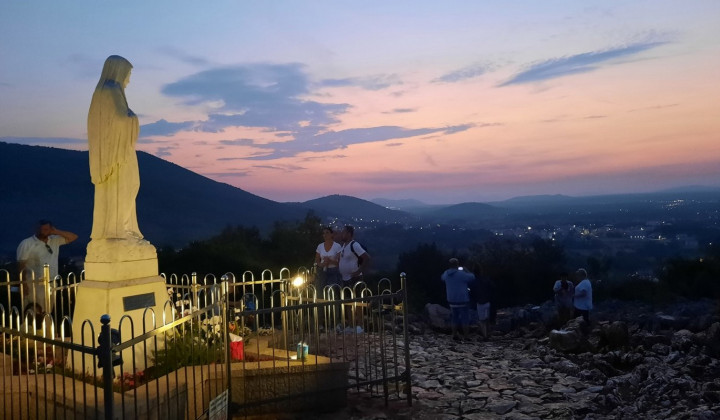 Marijin kip na Crnici, kjer se prvič prikazala Marija v Medžugorju (foto: Marjana Debevec)