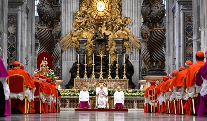 Papežev nagovor kardinalom (foto: VaticanMedia)