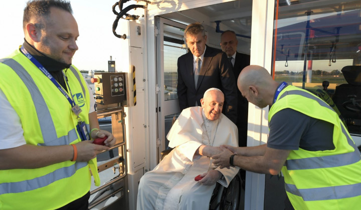 Papež pred odhodom iz Rima pozdravlja zaposlene na letališču (foto: Vatican News)
