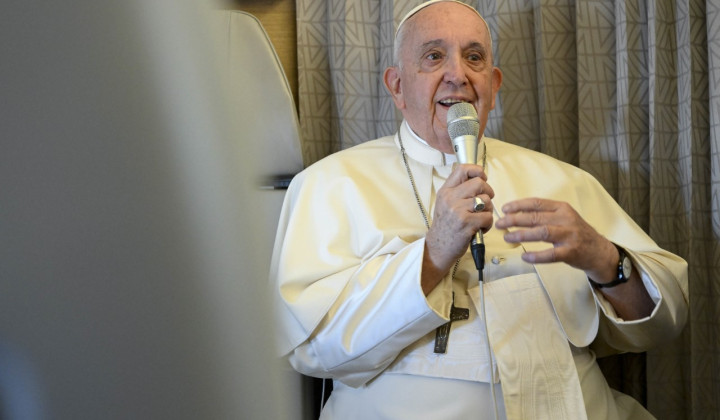 Papež na letalu v pogovoru z novinarji (foto: Vatican News)