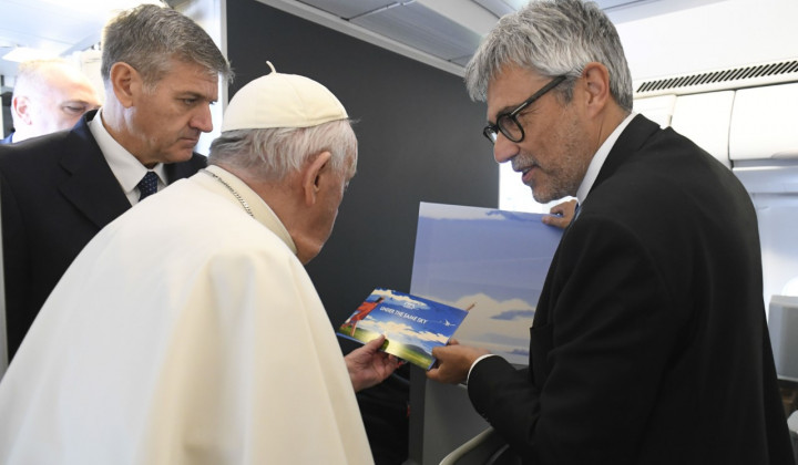 Papež na letalu ob odhodu iz Rima (foto: Vatican News)