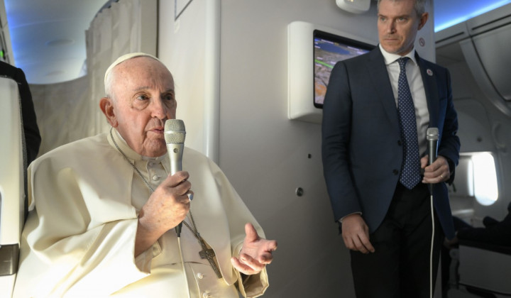 Papež v pogovoru z novinarji na letalu (foto: Vatican News)