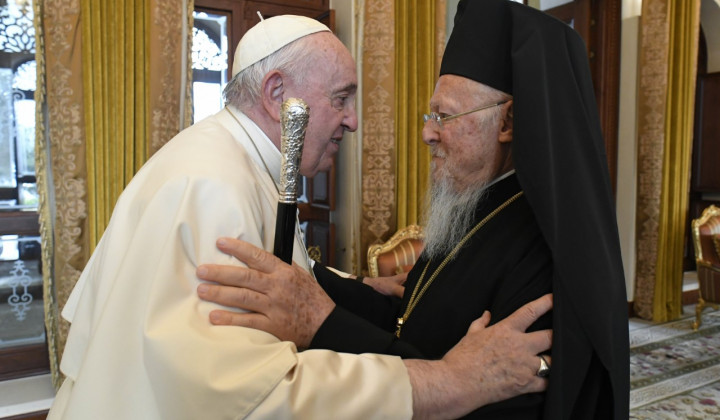 Papež z ekumenskim patriarhom Bartolomejem (foto: Vatican News)