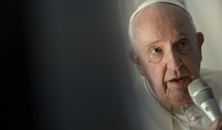 Papež na letalu v pogovoru z novinarji (foto: Vatican News)