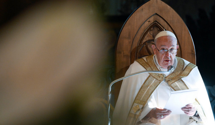 Papež v katedrali v Asti (foto: VaticanNews / Simone Risoluti)