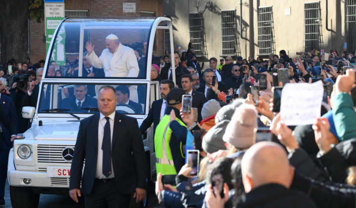 Papež na enem od potovanj (foto: VaticanNews / Simone Risoluti)