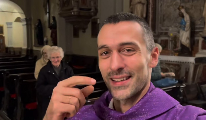 Hrvaški duhovnik Ivan Dominik Iličić je tudi navdušen navijač (foto: posnetek zaslona)