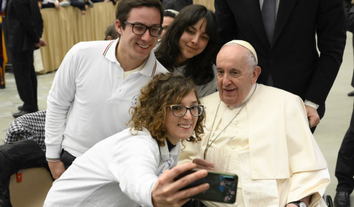 Papež z mladimi pri današnji avdienci (foto: Vatican News)
