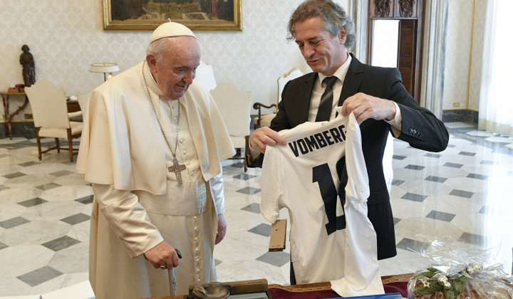 Predaja daril med papežem in predsednikom vlade (foto: Twitter Vlada RS)