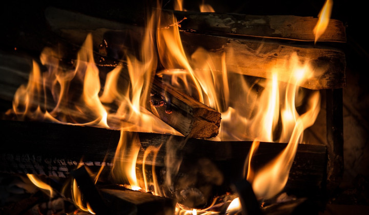 Ogenj, toplina, premislek, življenje (foto: Larry White / Pixabay)