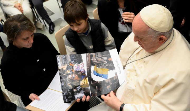Papež Frančišek v pogovru z ukrajinsko materjo in otrokom (foto: Simone Risoluti / Vatican Media)