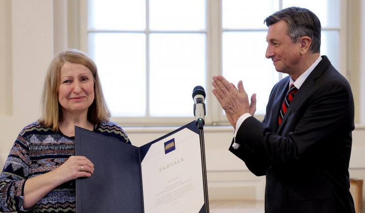Borut Pahor izroča zadnjo zahvalo čistilki predsedniške palače. (foto: Urad predsednika republike)