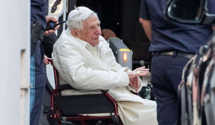 Zaslužni papež Benedikt XVI. (foto: DPA / STA)