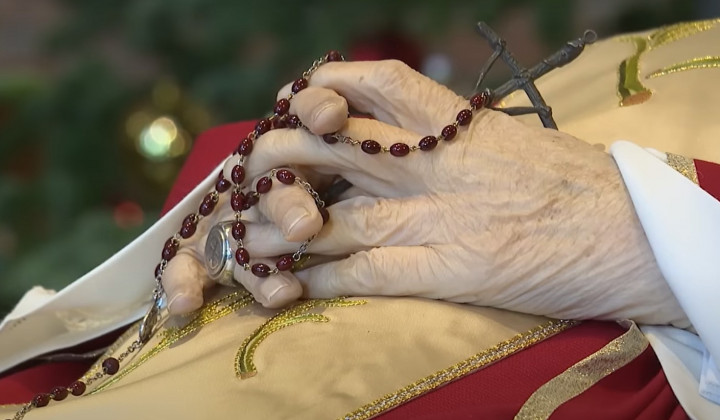 Roke prepletene z rožnim vencem (foto: Vatican media)