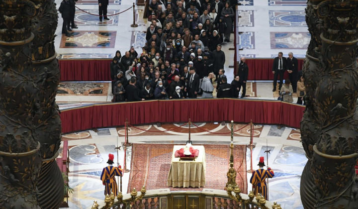 Slovo vernikov od Benedikta XVI. (foto: Vatican Media)