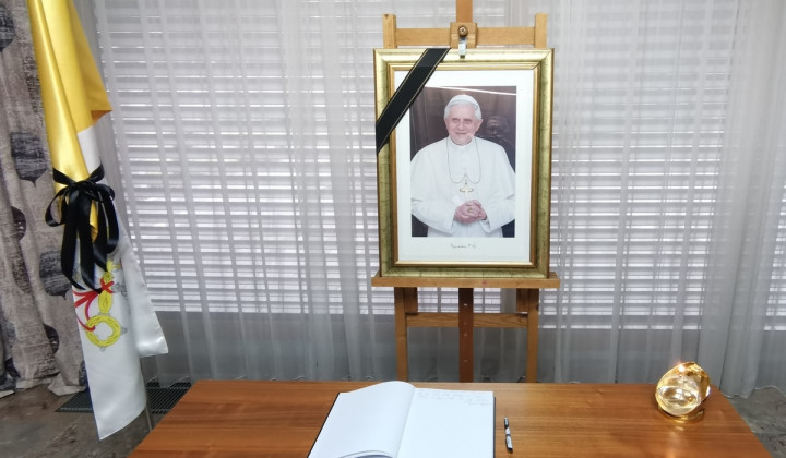 Žalna knjiga za pokojnega zaslužnega papeža Benedikta XVI. (foto: Alen Salihović)
