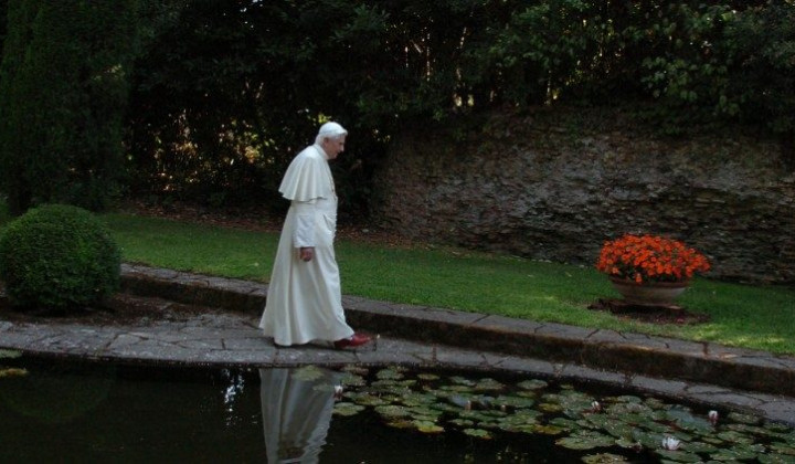 Papež Benedikt XVI. je rad razmišljal in molil v naravi (foto: Varican Media)