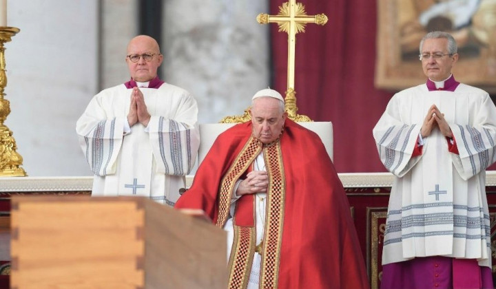 Pogrebno sveto mašo je daroval papež Frančišek. (foto: Vatican Media)