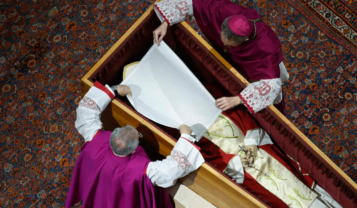 Prt čez obraz pokojnega papeža (foto: Vatican Media)