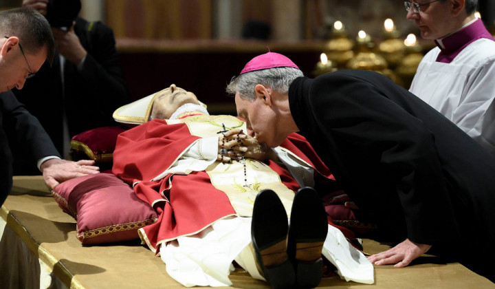 Osebni tajnik Georg Gänswein ob pokojnem Benediktu XVI. (foto: Vatican Media)