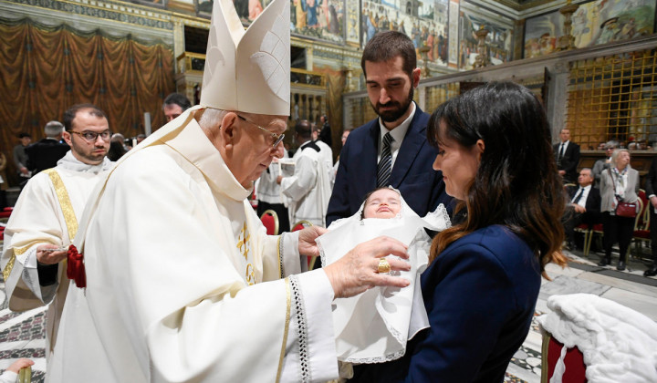 Papež Frančišek krščuje (foto: Vatican Media)