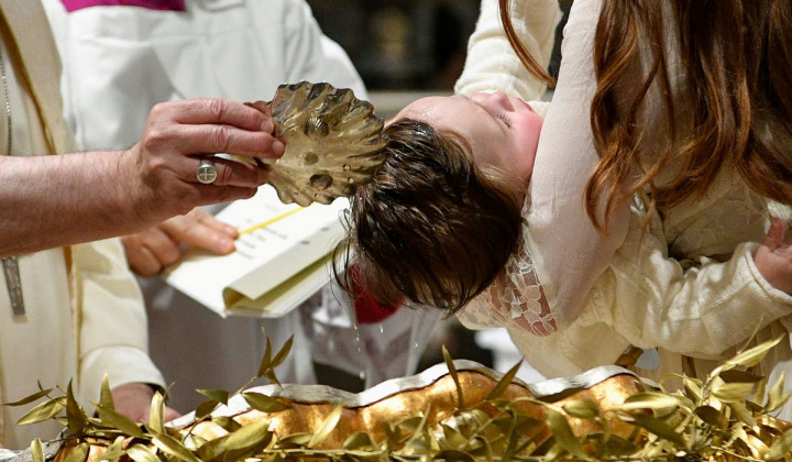 Krst (foto: Vatican Media)