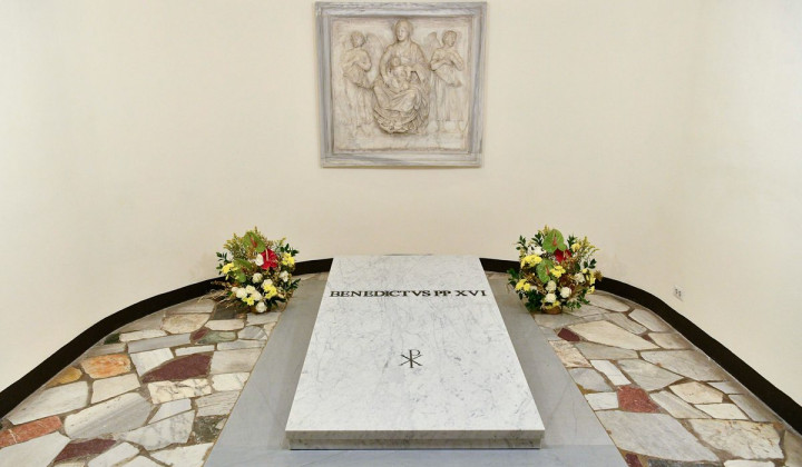 Grob papeža Benedikta XVI. (foto: Vatican Media)