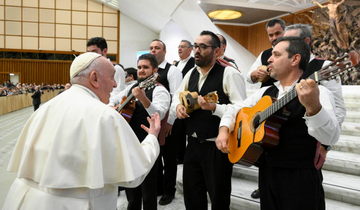 Papež Frančišek z glasbeniki (foto: Vatican Media)