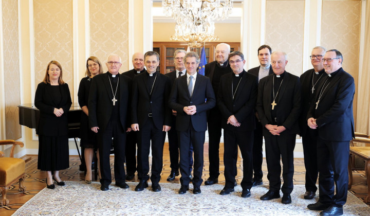 Slovenski škofje s predsednikom vlade Robertom Golobom (foto: Daniel Novakovic/STA)