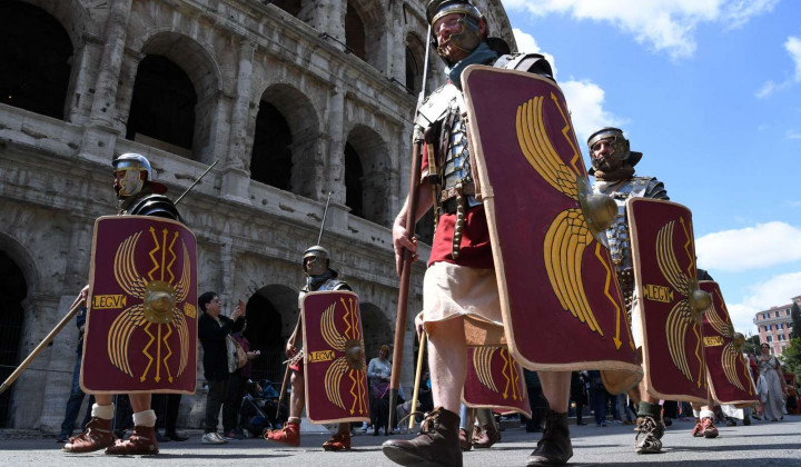 Rimski vojaki pred kolosejem (foto: STA)