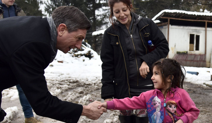 Nekdanji predsednik Borut Pahor v romski skupnosti (foto: Tamino Petelinsek/STA)