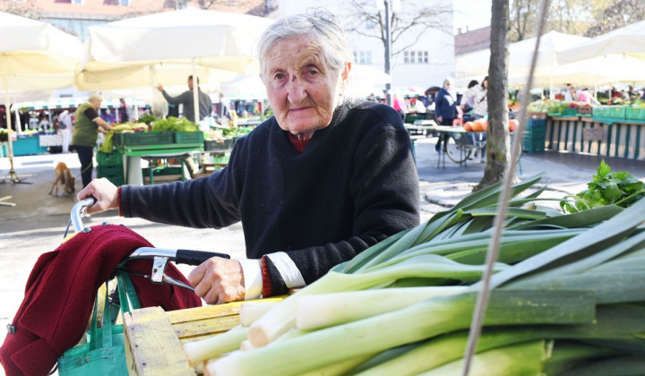 Gospa Helena je pomagala na tržnici, kjer je dobila zelenjavo, ki jo je razdala revežem. (foto: Mateja Jordović Potočnik)