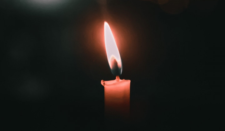 'Svečnica izhaja iz sveče, ki je lep primer: gori, izgoreva, širi svetlobo, toploto, je krasen simbol za naše življenje ali spodbuda, da bi tudi mi bili kot sveča, ob kateri bi se ljudje dobro počutili.' (foto: Ojaswi Pratap Singh / Unsplash)