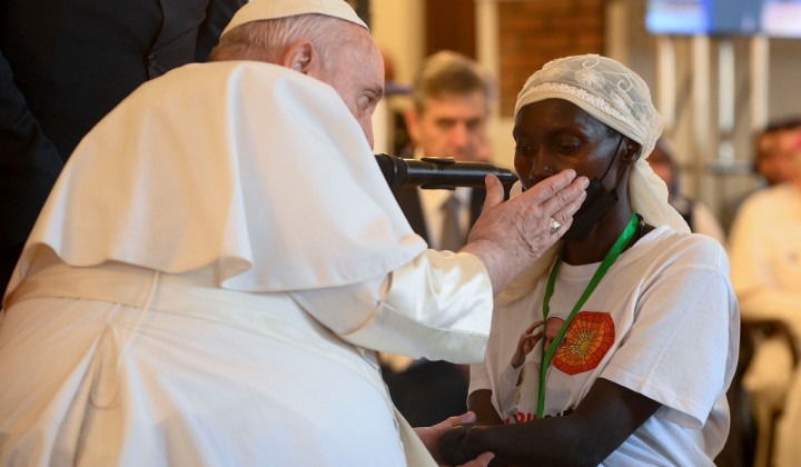 Papež je prisluhnil pretresljivim pričevanjem o mučenjih in pobojih v vaseh (foto: Vatican Media)