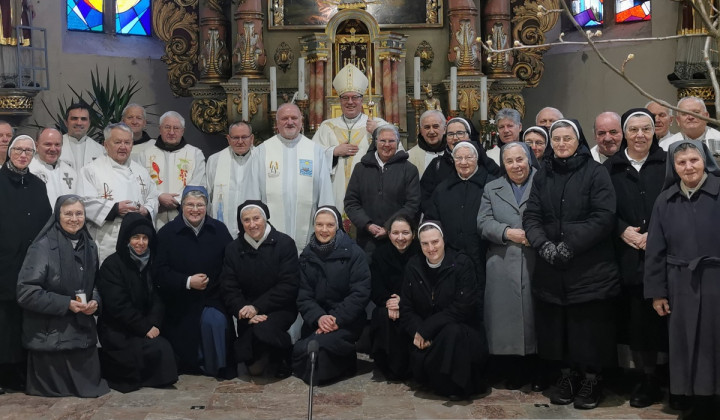 Redovnice in redovniki zbrani ob nadškofu Alojziju Cviklu (foto: FB Alojzij Cvikl)