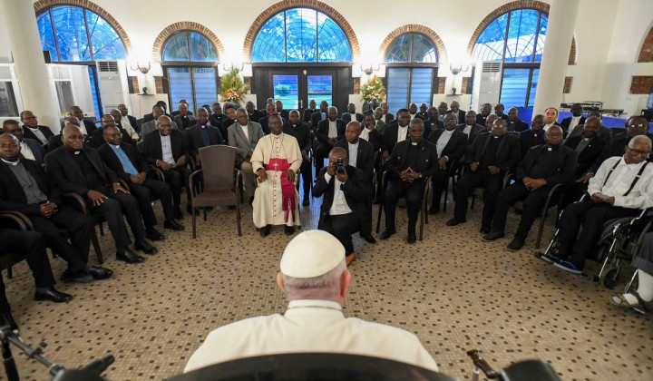  Zadnji dve srečanji je posvetil duhovnikom in posvečenim ter nato še škofom. (foto: Vatican Media)