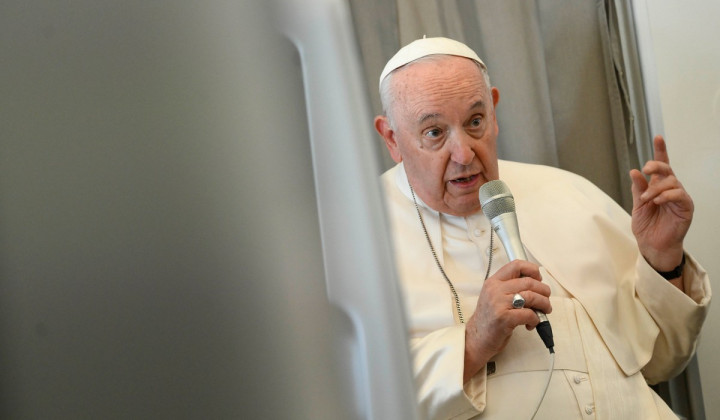 Papež Frančišek na letalu (foto: Vatican Media)