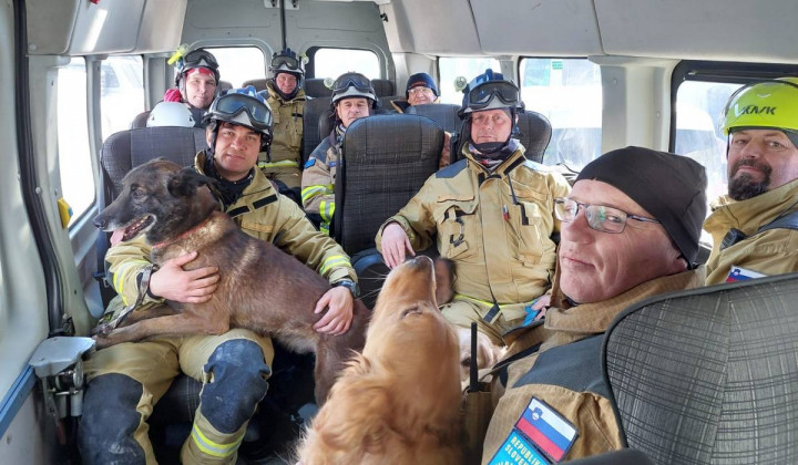 Slovenska skupina reševalcev s psi vodniki (foto: FB Zveza vodnikov reševalnih psov Slovenije)
