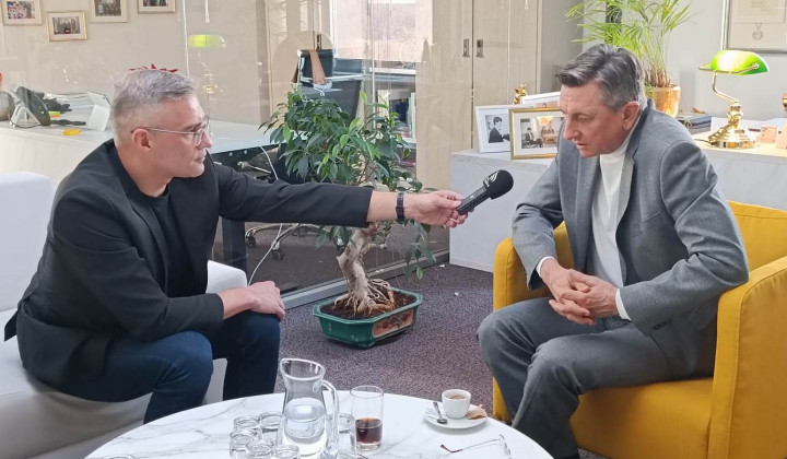 Alen Salihović v pogovoru z bivšim predsednikom republike Borutom Pahorjem. (foto: Mirjam Judež)