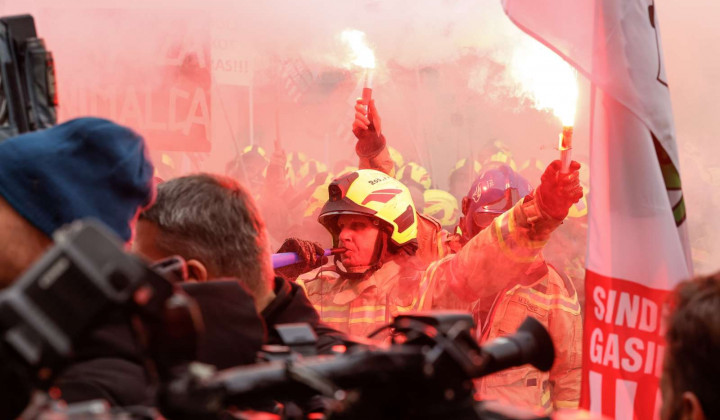 Protestni shod poklicnih gasilcev  (foto: STA)
