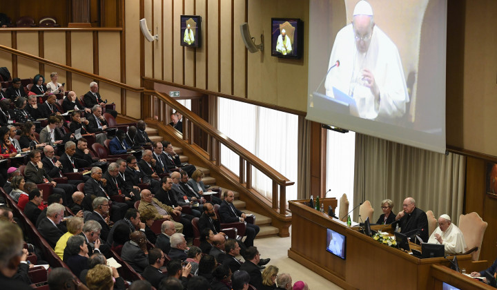Sodelujoči na konferenci »Pastirji in verniki laiki, poklicani skupaj naprej« (foto: Vatican Media)