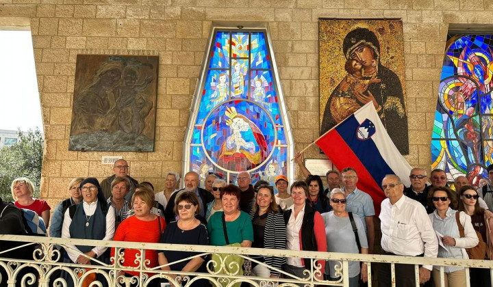 Romarji ob vitraju Marija Pomagaj v Nazaretu (foto: marija.si)