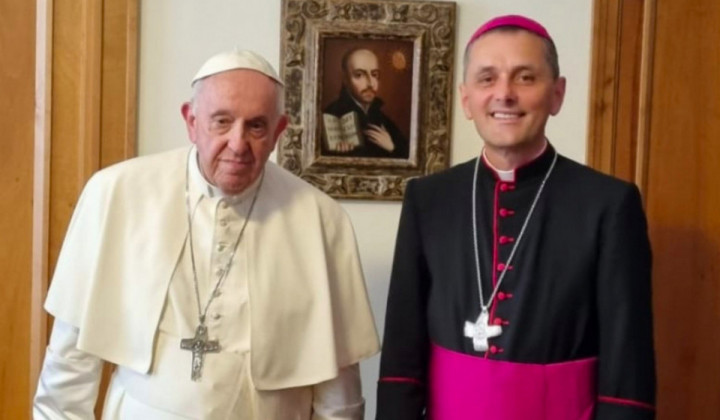 Škof Andrej Saje s papežem Frančiškom (foto: osebni arhiv)