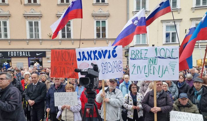 Protestniki pred mestno hišo (foto: FB Aleš Primc)