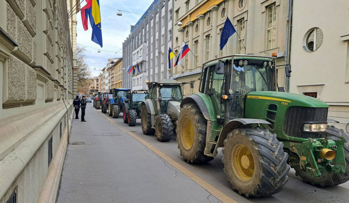 Traktorji pred poslopjem vlade (foto: Jurij Flor)