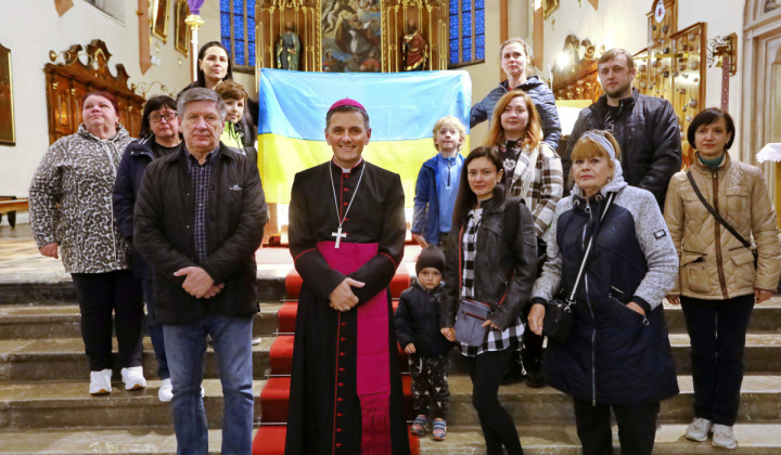 Begunci iz Ukrajine s škofom Andrejem Sajetom (foto: Jože Potrpin, Škofija Novo mesto)